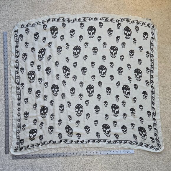 Alexander McQueen Skull Scarf 100% Silk White Black - Picture 1 of 9